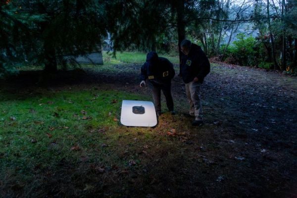 Un instituteur de l'Oregon trouve une pièce d'avion Boeing disparue dans les arbres de son jardin