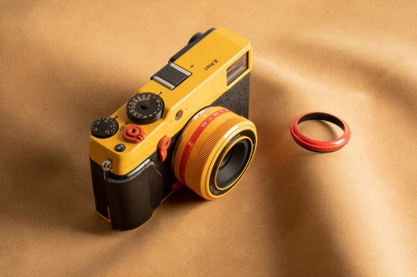 TTArtisan AF 27 mm f/2,8 : une édition limitée orange et rouge pour pimper votre boîtier Fujifilm X