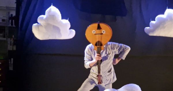 Photos. Vittel : la compagnie ApiQuenotte enchante les enfants à la médiathèque avec son spectacle Cirrus Floccus