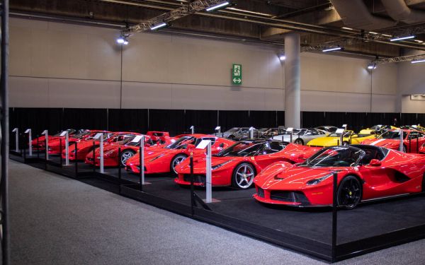 Des Ferrari et Porsche valant près de 50 M$ à voir
