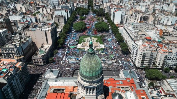 Les Argentins prennent la rue: le nouveau président Javier Milei face à sa première grève générale