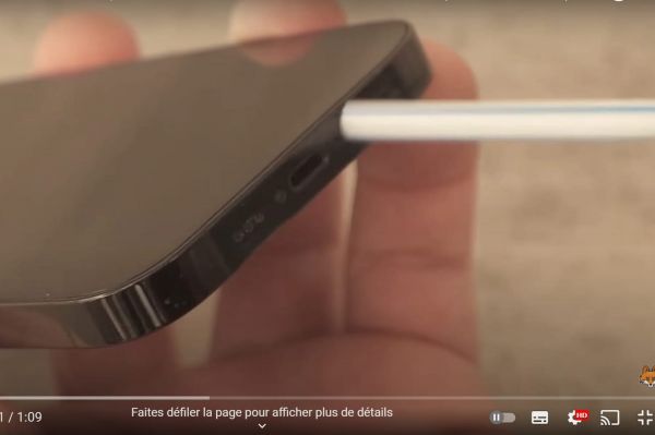 Ce Youtubeur trouve une idée géniale pour nettoyer son smartphone avec une paille et une bouteille en plastique