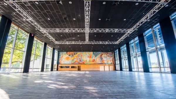 Ce centre des congrès va se transformer en rave techno, hardcore et drum’n’bass en Belgique