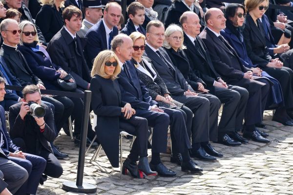 Brigitte Macron : son look sobre et solennel surligné d'un détail qui fait mouche lors de l'hommage à Philippe de Gaulle