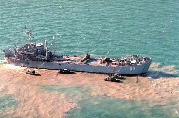 Les Philippines accuse la Chine d’avoir tiré au canon à eau sur un navire de ravitaillement