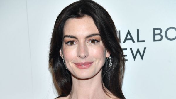 Anne Hathaway : nue sous une robe transparente en latex, elle se dévoile comme on ne l'a jamais vue 