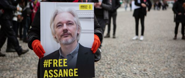Royaume-Uni. Le report de l'examen de son recours laisse Julian Assange et tous les professionnels des médias dans l'incertitude