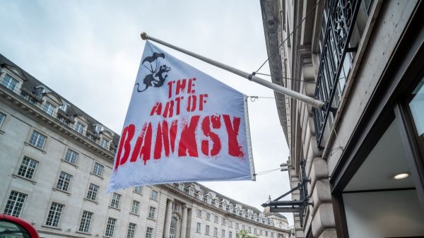 Une nouvelle oeuvre de Banksy se révèle sur la façade d'un immeuble de Londres