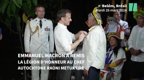 Emmanuel Macron remet la Légion d'honneur à Raoni Metuktire en pleine forêt tropicale brésilienne