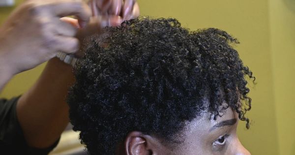 Société. Cheveux frisés, couleurs... La discrimination capillaire bientôt sanctionnée ?