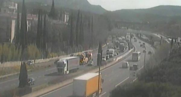 Près d'une heure de ralentissement à cause d'un véhicule en panne sur l'autoroute A8 à la frontière du Var