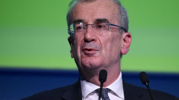 Le gouverneur de la Banque de France demande au gouvernement de s'occuper "sérieusement" des dépenses publiques