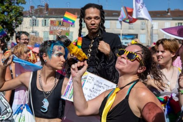"Je suis une anomalie en permanence" : un homme trans et deux lesbiennes racontent leur quotidien en Corrèze