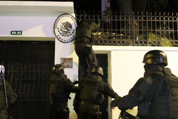 Le Mexique suspend ses relations diplomatiques avec l'Equateur après une descente de police à son ambassade