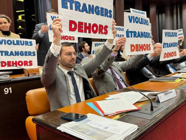 Des élus RN de Bourgogne-Franche-Comté brandissent des affiches xénophobes au conseil régional, la présidente annonce porter plainte
