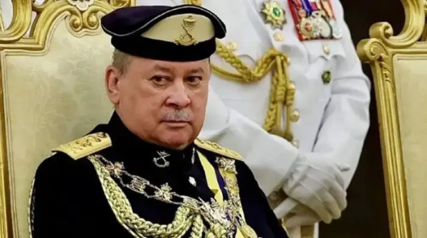 Rencontrez le nouveau roi de Malaisie qui possède 300 voitures de luxe et une armée privée