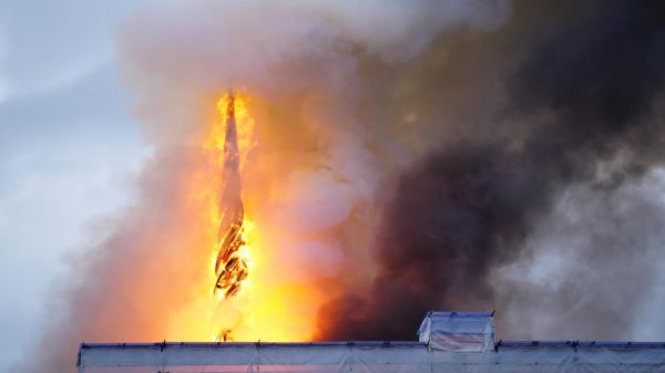 À Copenhague au Danemark, l'incendie de la Bourse rappelle les images de Notre-Dame de Paris en feu