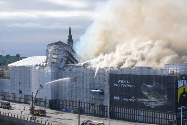 En images – Le bâtiment historique de la Bourse de #Copenhague en proie aux flammes