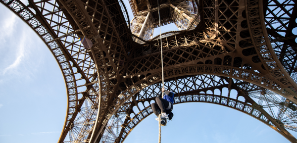 Record du monde : 110 mètres en grimpant à la corde sous la Tour Eiffel pour Anouk Garnier