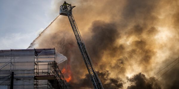 Danemark : l'incendie à la vieille Bourse de Copenhague est «sous contrôle», selon les secours