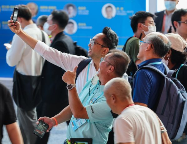 Le PM chinois tient un symposium avec des acheteurs �trangers � la Foire de Canton