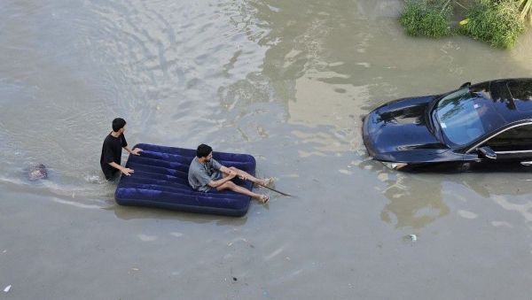 EN IMAGES - Dubaï sous les eaux après des pluies record aux Émirats arabes unis
