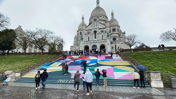Paris: une fresque olympique dévoilée sur les escaliers du Sacré-Cœur à Montmartre
