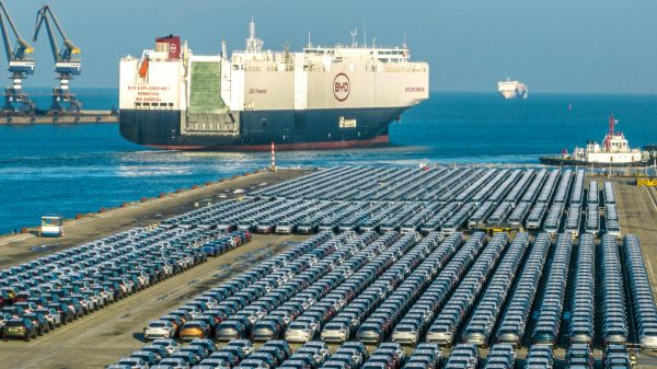Pourquoi des milliers de voitures chinoises squattent les ports européens