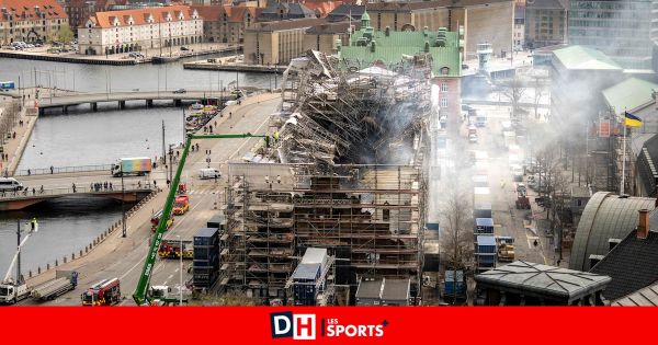 Danemark : la façade calcinée de la vieille Bourse de Copenhague s'est effondrée