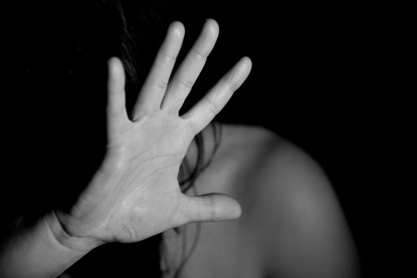 Violences faites aux femmes : la Cour des comptes demande à la Nouvelle-Calédonie et à la Polynésie d’agir