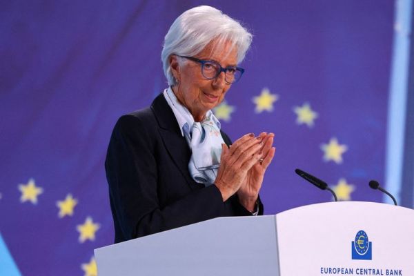 Christine Lagarde, présidente de la BCE, déclare qu'il est plus probable que l'inflation diminue, mais les risques vont dans les deux sens