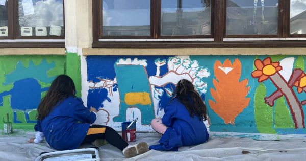Vosges. Les élèves de la Providence à Saint-Dié se transforment en artistes peintres pou la fresque de leur école