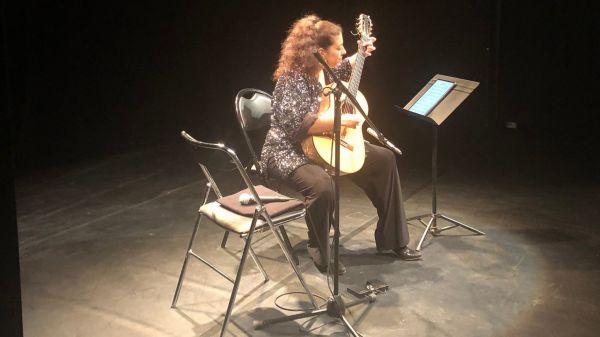"Rajeunir le public des concerts" : la guitariste Gaëlle Solal rencontre les écoliers de la Roque-d'Anthéron