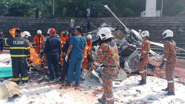 Une impressionnante collision entre deux hélicoptères militaires fait dix morts en Malaisie