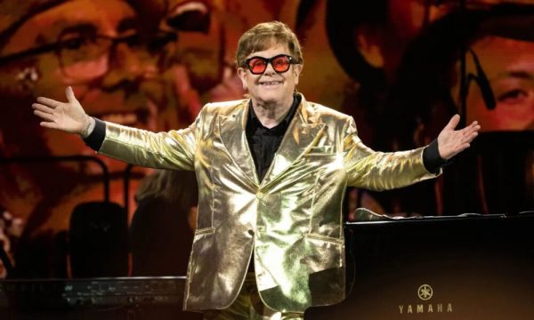 Regardez Elton John jouer « The Bitch Is Back » pour la première fois en 1974