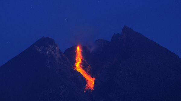 Une touriste meurt en tombant dans un volcan actif en Indonésie, alors qu'elle posait pour une photo