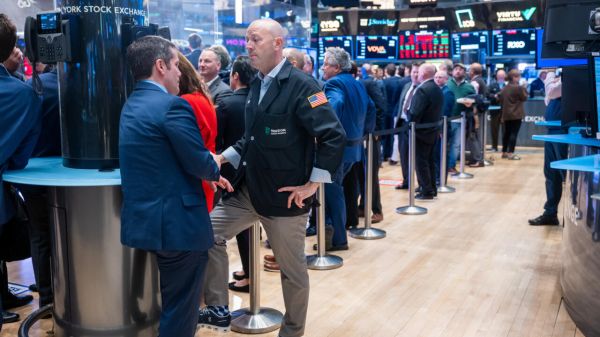 Wall Street ouvre en hausse, tente de poursuivre le rebond