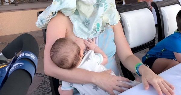Réaction hilarante d’une maman à une demande de couverture en allaitant : débat en ligne