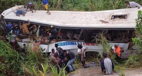 Macenta : un bus tombe dans un ravin et fait plusieurs morts