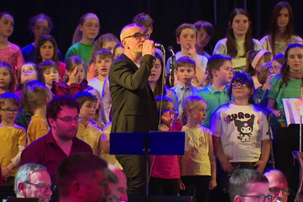 VIDÉO. "Un souvenir fort" : à Besançon, 180 enfants partagent la scène avec le chanteur Aldebert