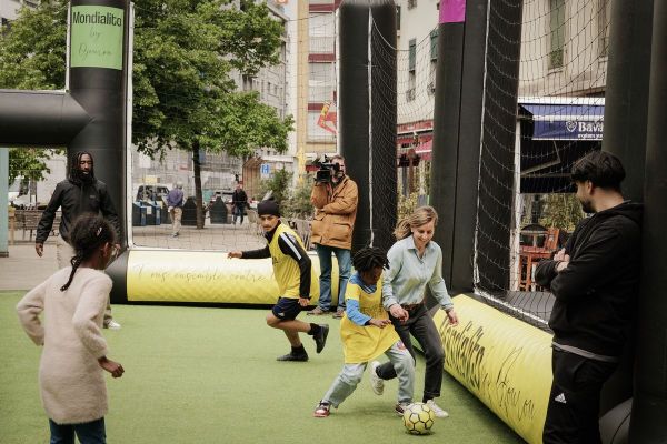 Sport de rue: Djourou installe un terrain de foot itinérant à Genève
