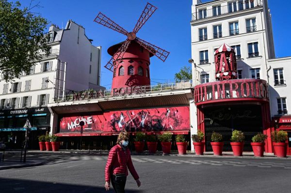 Paris : les ailes du Moulin Rouge se sont effondrées, pas de blessé