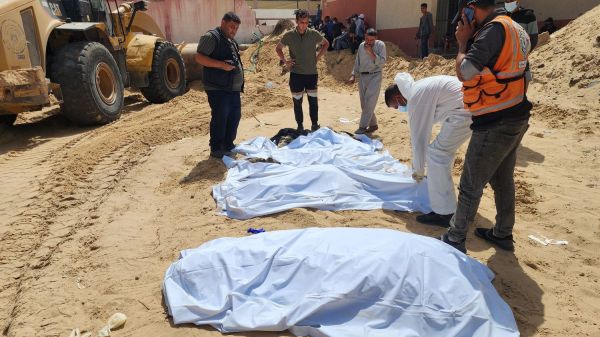 TEMOIGNAGES. "On a vu les cadavres, l'odeur" : autour des fosses communes de l'hôpital al-Nasser, des Gazaouis cherchent les corps de leurs proches