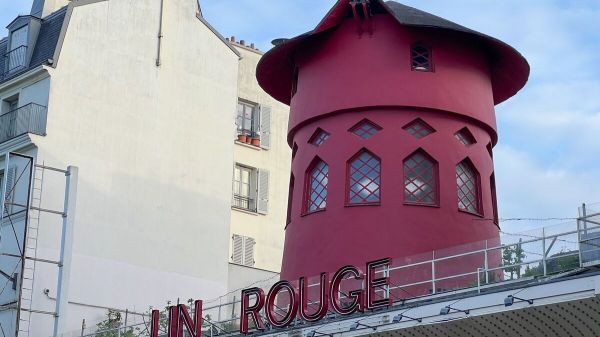 Chute des ailes du Moulin Rouge : la direction exclut tout « acte malveillant »