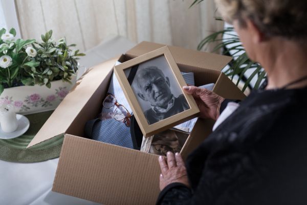 Cette veuve accepte l'héritage de son mari mort : elle est condamnée à payer plus de 14 000 euros par mois de pension à vie