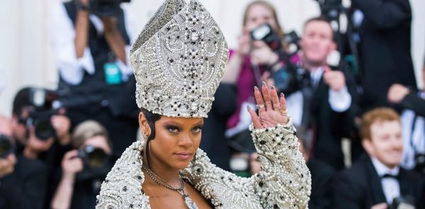 Rihanna en nonne dénudée ou en « pape sexy » : sacrilège ou émancipation ?