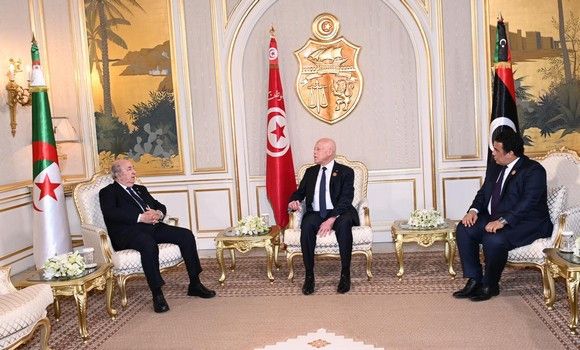 Le ministre algérien des AE qualifie de “réussite” la première réunion de concertation entre les dirigeants tunisien, algérien et libyen