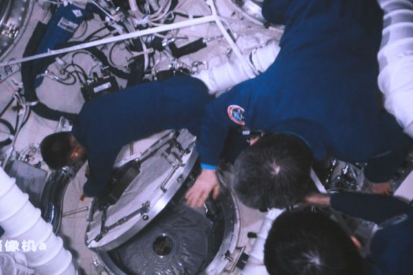 Chine : les astronautes de Shenzhou-18 entrent dans la station spatiale