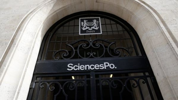 VIDÉO. Sciences Po Paris bloqué : des étudiants manifestent en faveur des Palestiniens, la ministre de l'Enseignement supérieur assure que "les lignes rouges sont franchies"