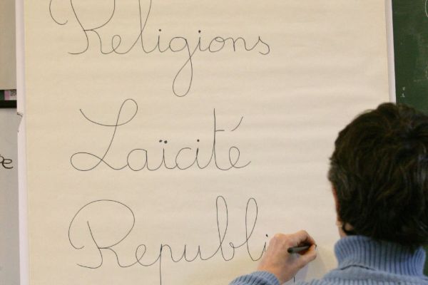 Loi de 2004 : « L'interdiction de l'ostentation religieuse dans les écoles publiques est conforme au principe de laïcité »
